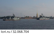 Военные корабли в акватории Невы на фоне Петропавловской крепости. Канун Дня ВМФ в Санкт-Петербурге (2018 год). Редакционное видео, видеограф Виктор Карасев / Фотобанк Лори