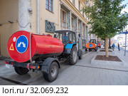 Watering machine on the sidewalk (2019 год). Редакционное фото, фотограф Руслан Григолава / Фотобанк Лори