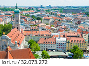 Cityscape of Munich and the Heilig-Geist-Kirche (Church of the Holy Spirit;  Holy Ghost Church). Sunny summer day. View from above. Bavaria. Germany (2019 год). Редакционное фото, фотограф E. O. / Фотобанк Лори