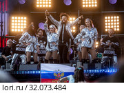 Певец Филипп Киркоров во время выступления на сцене митинга-концерта в честь Дня российского флага на проспекте Сахарова в городе Москве, Россия (2019 год). Редакционное фото, фотограф Николай Винокуров / Фотобанк Лори