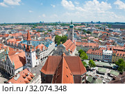 The Old Town Hall (Altes Rathaus) and the Heilig-Geist-Kirche (Church of the Holy Spirit;  Holy Ghost Church). Sunny summer day. View from above. Munich. Bavaria. Germany (2019 год). Редакционное фото, фотограф E. O. / Фотобанк Лори