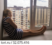 Десятилетняя девочка сидит на подоконнике. Стоковое фото, фотограф Вячеслав Палес / Фотобанк Лори