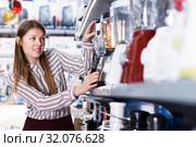 Housewife buying liquidiser. Стоковое фото, фотограф Яков Филимонов / Фотобанк Лори