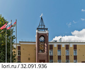 Талдом. Гимназия "Школа искусств имени А.А. Цветкова". Городские часы с котильоном (2019 год). Стоковое фото, фотограф Ирина Гришанова / Фотобанк Лори