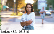 Cute young woman at the street. Стоковое видео, видеограф Илья Шаматура / Фотобанк Лори