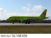 Самолет Airbus A319 (бортовой номер VP-BHK) авиакомпании "S7 - Сибирь" приземлился в аэропорту "Домодедово" (2018 год). Редакционное фото, фотограф Free Wind / Фотобанк Лори