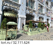Москва, ресторан Laduree на Никольской улице летом (2019 год). Редакционное фото, фотограф Овчинникова Ирина / Фотобанк Лори
