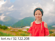 Beautiful happy little girl in mountains in the background of fog. Стоковое фото, фотограф Дмитрий Травников / Фотобанк Лори