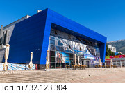 Yalta, Crimea -June 27. 2019 The Imax cinema planet - cinema on Kievskaya street. Редакционное фото, фотограф Володина Ольга / Фотобанк Лори