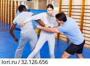 People fighting with coach at gym. Стоковое фото, фотограф Яков Филимонов / Фотобанк Лори