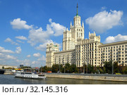 Kotelnicheskaya Embankment Building, one of seven Stalinist skyscrapers completed in 1952, and cruise ship on Moscow river. Moscow (2019 год). Редакционное фото, фотограф Валерия Попова / Фотобанк Лори