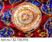 Traditional uzbek flatbread with sesame seeds. Стоковое фото, фотограф FotograFF / Фотобанк Лори