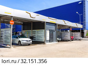 Car wash self-service in summer day (2019 год). Редакционное фото, фотограф FotograFF / Фотобанк Лори