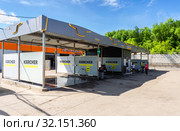 Car wash self-service in summer day (2019 год). Редакционное фото, фотограф FotograFF / Фотобанк Лори