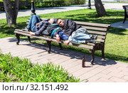 Homeless people is sleeping on the wooden benc (2018 год). Редакционное фото, фотограф FotograFF / Фотобанк Лори