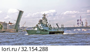 Малый ракетный корабль «Пассат» проекта 12341 на фоне раскрытого разводного пролёта Троицкого моста. Генеральная репетиция парада ко дню ВМФ. Санкт-Петербург (2019 год). Редакционное фото, фотограф Сергей Афанасьев / Фотобанк Лори