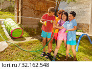 Group of children fight with water gun and spray. Стоковое фото, фотограф Сергей Новиков / Фотобанк Лори
