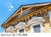 Facade of an old house decorated with wooden carvings. Стоковое фото, фотограф FotograFF / Фотобанк Лори