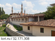 Свитский корпус Бахчисарайского ханского дворца, Крым (2019 год). Редакционное фото, фотограф Николай Мухорин / Фотобанк Лори