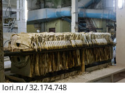 Фильтр-пресс для отжима воды из фарфоровой массы. Фабрика фарфора в Вербилках (бывший Дмитровский фарфоровый завод). Поселок Вербилки, Талдомский район, Московская область (2019 год). Редакционное фото, фотограф Наталья Николаева / Фотобанк Лори