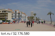Quay of popular Spanish tourist town of Peniscola on Mediterranean coast in sunny spring day (2019 год). Редакционное видео, видеограф Яков Филимонов / Фотобанк Лори