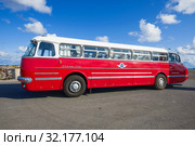 Венгерский автобус "Икарус 55.14 Люкс", вид сбоку. Ежегодный фестиваль ретротранспорта "Фортуна-2019". Кронштадт. Редакционное фото, фотограф Виктор Карасев / Фотобанк Лори