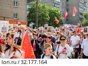 Большое количество людей с портретами родственников, погибших в Великой Отечественной войне, участвуют в акции "Бессмертный полк - Электросталь" на улице Мира города Электростали в День Победы 9 мая, Московская область, Россия (2019 год). Редакционное фото, фотограф Кузин Алексей / Фотобанк Лори