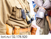 Vintage leather holster, binoculars and other ammunition on the belt. Стоковое фото, фотограф FotograFF / Фотобанк Лори