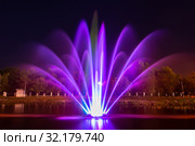 Фонтан на воде в центре русла реки Анапки, город курорт Анапа (2019 год). Стоковое фото, фотограф Иванов Алексей / Фотобанк Лори