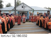 Крестный ход из Ильинского в Усово, молебен у Усовской школы (2019 год). Редакционное фото, фотограф Дмитрий Неумоин / Фотобанк Лори