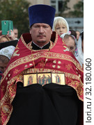 Крестный ход из Ильинского в Усово, молебен у Усовской школы (2019 год). Редакционное фото, фотограф Дмитрий Неумоин / Фотобанк Лори