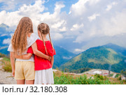 Beautiful happy little girls in mountains in the background of fog. Стоковое фото, фотограф Дмитрий Травников / Фотобанк Лори