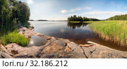 Picturesque stone shore of the island on lake Ladoga . Ladoga Skerries, Karelia. (2019 год). Редакционное фото, фотограф Алексей Маринченко / Фотобанк Лори