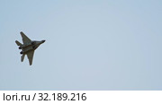 A green military reactive plane flying in the sky and performing a show. Стоковое видео, видеограф Константин Шишкин / Фотобанк Лори