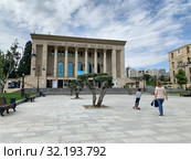 Азербайджан, Баку, улица Шихали Курбанова, 1. Азербайджанский Государственный Академический Национальный Драматический Театр (2019 год). Редакционное фото, фотограф Овчинникова Ирина / Фотобанк Лори