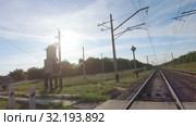Railway crossing from a car. Стоковое видео, видеограф Потийко Сергей / Фотобанк Лори