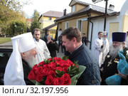 Глава Подольского городского округа Н. И. Пестов встречает митрополита Ювеналия (2019 год). Редакционное фото, фотограф Дмитрий Неумоин / Фотобанк Лори