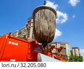 Выгрузка мусора из подземного контейнера для сбора (2019 год). Редакционное фото, фотограф Вячеслав Палес / Фотобанк Лори