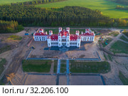 Вид на старинный отреставрированный  замок-дворец Пусловских  апрельским вечером (аэросъемка). Коссово, Белоруссия (2019 год). Стоковое фото, фотограф Виктор Карасев / Фотобанк Лори