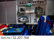 Рабочее место работника медицинской скорой помощи внутра автомобиля экстренной службы в городе Москве, Россия (2019 год). Редакционное фото, фотограф Николай Винокуров / Фотобанк Лори