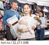 girl with havanese pup while shopping with parents. Стоковое фото, фотограф Яков Филимонов / Фотобанк Лори