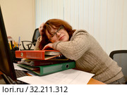 Женщина-менеджер спит на работе, улыбаясь во сне. Стоковое фото, фотограф Ирина Борсученко / Фотобанк Лори