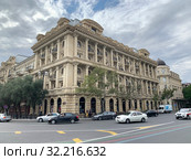 Улица Расула Рзы, дом 1 осенью, Баку, Азербайджан (2019 год). Редакционное фото, фотограф Овчинникова Ирина / Фотобанк Лори