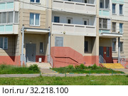 Четырнадцатиэтажный пятиподъездный панельный жилой дом серии ГМС-1. Построен в 2007 году. Остафьевская улица, 8. Район Южное Бутово. Город Москва (2015 год). Стоковое фото, фотограф lana1501 / Фотобанк Лори