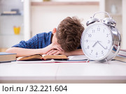 Kid preparing for school at home. Стоковое фото, фотограф Elnur / Фотобанк Лори