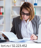 Businesswoman working in the office. Стоковое фото, фотограф Elnur / Фотобанк Лори