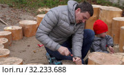 Father and son building stepping stumps circle. Стоковое видео, видеограф Ekaterina Demidova / Фотобанк Лори
