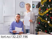 Mature married couple discuss contract and sign important documents. Стоковое фото, фотограф Яков Филимонов / Фотобанк Лори
