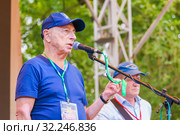 Russia, Samara, July 2016: Speech by Alexander Gorodnitsky, at the Grushinsky Festival on Mastryukovskie lakes on a summer day. Редакционное фото, фотограф Акиньшин Владимир / Фотобанк Лори