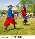 Russia, Samara, June 2016: A battle of musketeers on swords for the audience of the festival "Journey to the Past", which takes place near Samara on a sunny summer day. Редакционное фото, фотограф Акиньшин Владимир / Фотобанк Лори